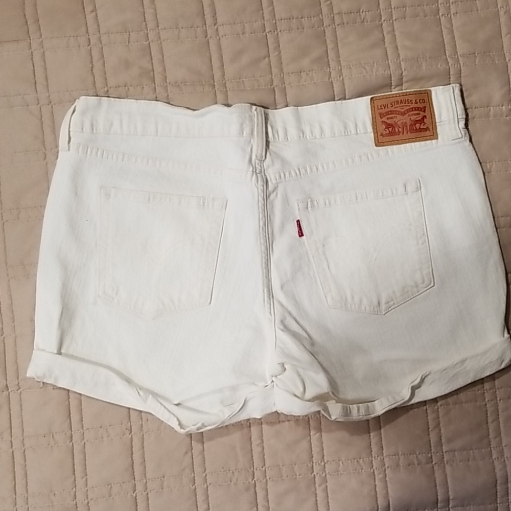 Levi white jean shorts size 31